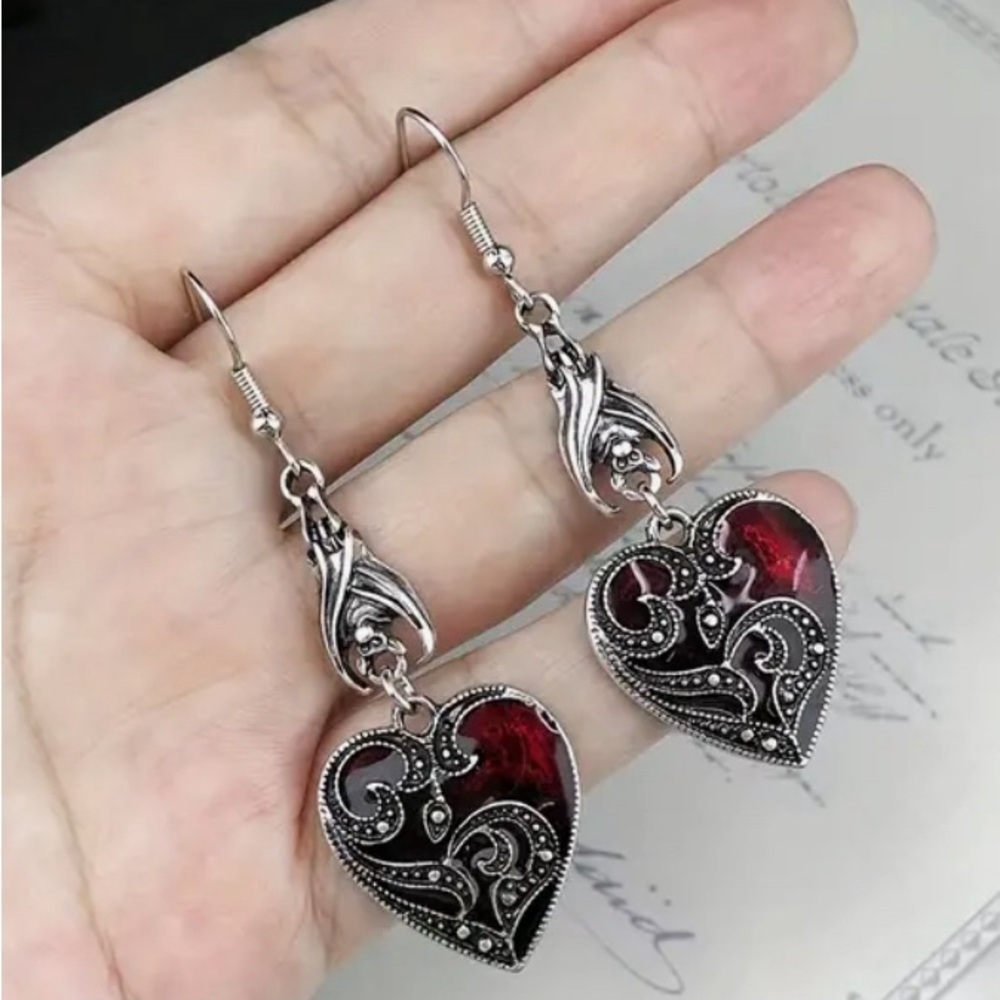 1 Pair of Unique Retro Heart Shaped Dangle Earrings